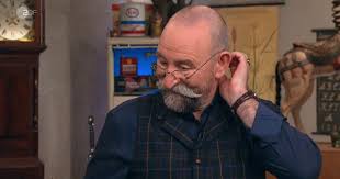 Bares für Rares: Horst Lichter ekelt sich vor alten Parfüms - BUNTE