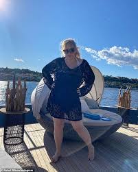 Rebel wilson inspires fans with beach pics showcasing 'year of health' weight loss. Rebel Wilson Flaunts Her 18kg Weight Loss In A Swimsuit And Kaftan Aktuelle Boulevard Nachrichten Und Fotogalerien Zu Stars Sternchen