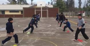 Para la investigación se tomó como población los 71 niños de 6 a 12 años de ellos se utilizó una muestra de 57 niños para un 80.2 %. Juegos Y Deportes Recreativos Para Jovenes Y Adultos Pasalo Bien