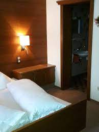 Unser umgebautes haus befindet sich abseits der hauptstraße in der sonnigsten ecke von serfaus, mit herrlichem blick auf die umliegende bergwelt. Haus Theresia Gasthof Pension Tirol