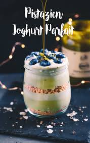 Schnelles Joghurt Parfait Mit Pistazienmus Sojacrispies Und Blaubeeren Pistazien Dessert Pistazien Parfait