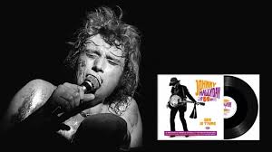 Johnny Hallyday L Etonnante Premiere Version De Que Je T Aime Au Piano Sort Pour La Premiere Fois