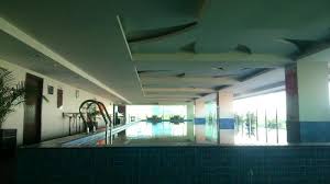 Kolam Renang Dalam Ruangan Yang Nyaman Dengan Bar Disampingnya Picture Of The Alana Surabaya Tripadvisor