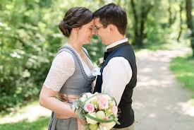 Auf standesamt.com finden sie öffnungszeiten, adresse, telefonnummer sowie weitere informationen zum standesamt münchen in 80337 münchen, strasse: Hochzeit Im Standesamt Mandlstrasse Munchen Und Englischer Garten