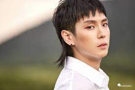 Viral video memperlihatkan seorang pria berambut gondrong potong rambut, setelah memanjangkan rambut selama 3,5 tahun. Gaya Rambut Mullet G Dragon Mullet Hairstyle Novocom Top