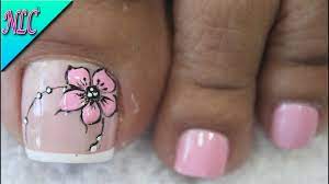 Lo divertido de decorar las uñas de los pies, es que no combinas solo tu vestimenta sino el diseño que lleves en las manos, y cada modelo es ideal para la ocasión que prefieras, puedes utilizar tus uñas decoradas en un día de salir con tus amigas. Diseno De Unas Pies Flor Y Frances Flower Nail Art French Nail Art Nlc Youtube
