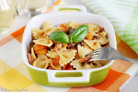 Preparato con verdure fresche rosolate in olio di semi di girasole, polpa di pomodoro fresca, olive verdi e sugo alla zingara. Farfalle Con Sugo Alla Zingara Pane E Gianduia Blog