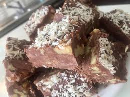 150 g ciocolata simpla 2 linguri margarina 250 ml frisca lichida 1 pachet zahar vanilat stele din martipan si perle de zahar ingrediente pentru. Cea Mai Buna Ciocolata De Casa Ruxandra Luca