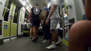 Les gens regardent littéralement mes couilles dans le métro, je ne peux pas  me contenir et je sors m