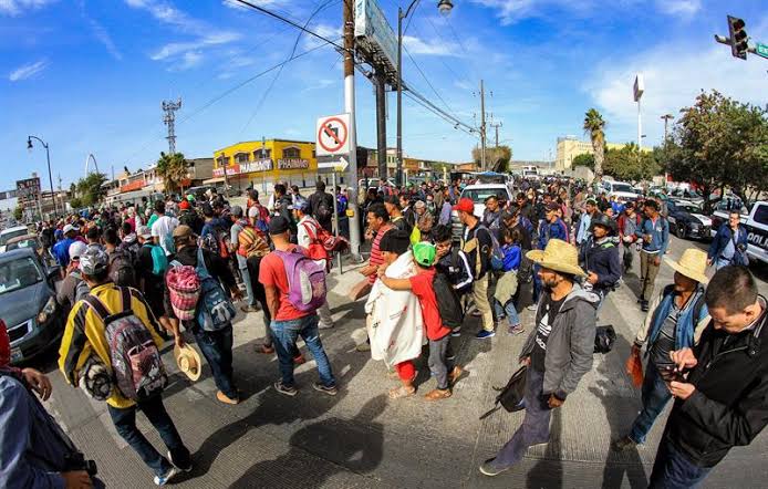 Resultado de imagen de La caravana migrante pone a prueba el pacto migratorio entre México y EE UU"