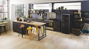 Cuisines Noires En Bois Proposees Par Des Enseignes En France