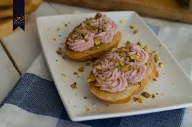 150 gr mortadella con pistacchi, 80 gr formaggio spalmabile tipo philadelphia, 50 gr panna da cucina vegetale, sale, pepe. Mousse Di Mortadella Giorno Dopo Giorno