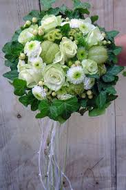 Sie sollen sich mit den hochzeitsblumen einfach wohl fühlen. Brautstrauss In Weiss Und Grun Gartnerei Pfitzner Im Real Heidenau