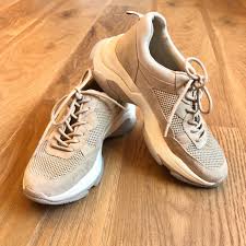 Light Beige Steve Madden Platform Sneakers In Size 6 These Look Amazing With Everything In G Steve Madden Platform Sneakers Tan Sneakers Platform Sneakers