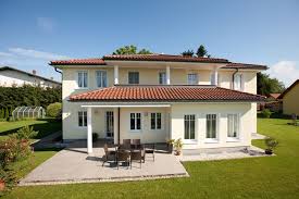 Dieses Walmdachhaus Wirkt Besonders Eindrucksvoll Die Terrasse Und Der Balkon Bieten Genug Platz Um Die Sonnenstrahlen Fassade Haus Haus Ideen Aussen Hauswand