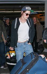 Kristen Stewart Goes Casual In Baseball Cap And Baggy Jeans At Lax Cap Outfit Baseball Cap Outfit Hats Short Hair