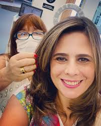 En este día lluvioso aproveché para cortarme mi cabellito. Rommy no solo es  una gran profesional; además un ser humano solidario. Junto con otras  mujeres guapas llevan adelante un programa de formación