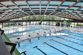 Das Badezentrum Sindelfingen Bietet Das Einzige Uberdachte 50m Sportschwimmbecken Sowie Das Grosste Freibad Fur Naturnahe Erholung In Hallenbad Freibad Erholung
