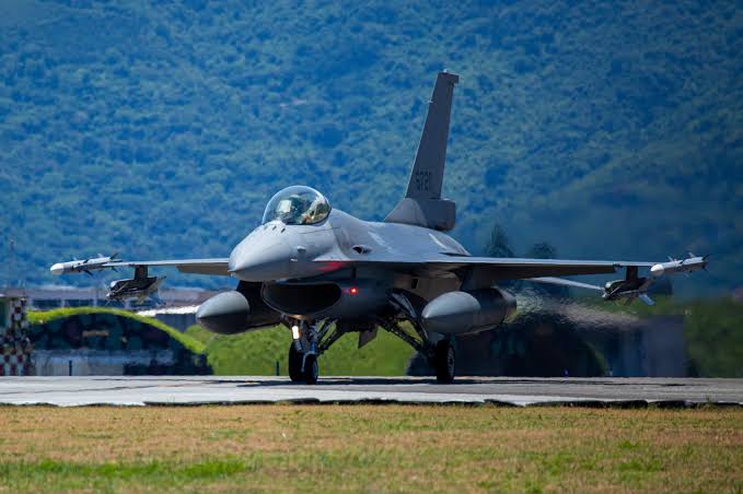 Taiwan's Best Fighter Jet Compared to China's J-20 Mighty Dragon - Newsweek