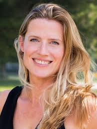 Carrie Roche's Instagram, Twitter & Facebook