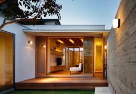 Gaya rumah jepang dengan gerbang modern [sumber: 6 Inspirasi Model Rumah Modern Seluruh Dunia Produk Terbaik Sbj