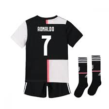 Con el nombre y el numero ronaldo 7 en letra original juventus. Cristiano Ronaldo Juventus Jersey 2020