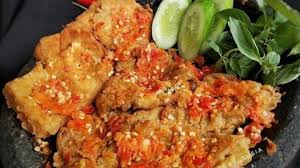 Ayam geprek, ayam goreng tepung yang digeprek lalu disajikan pakai sambal bawang. Resep Telur Dadar Geprek Sensasi Level Kepedasannya Menggigit