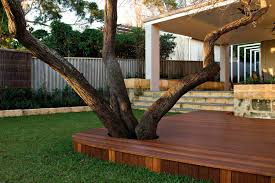 Your tree landscape wouldn't be complete without some accent flowers or plants. 15 Ideas For Landscaping Around Trees