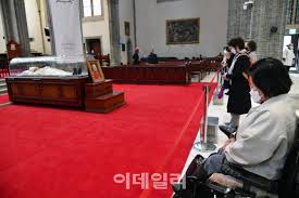 서울=뉴시스조수정 기자 = 28일 오전 전 고(故) 정진석 추기경 빈소가 마련된 서울 명동성당에서 추모객들이 위령미사에 참석하기 위해 줄서 입장하고 있다. 5ubxkodxv0wm9m