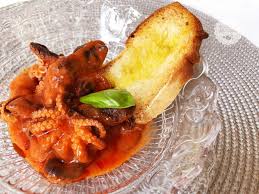 In un tegame capiente fare due giri di olio di oliva e aggiungere la cipolla tagliata a fette sottilissime. Moscardini In Umido Con Bruschette Di Pane Ricette Al Volo