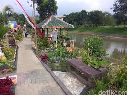 Selain terkenal dengan agrowisata apelnya, wisata perkebunan teh di kota malang juga tak kalah menarik. Di Malang Bantaran Sungai Terbengkalai Diubah Jadi Taman Cantik Seperti Ini