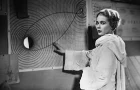 Der tonfilm war bereits auf dem vormarsch, und als die ufa nach fertigstellung des films darauf drängte, ihn nachträglich noch mit soundeffekten zu untermalen, lehnte lang das aus künstlerischen gründen ab und konnte sich damit auch durchsetzen. Woman In The Moon Tumblr