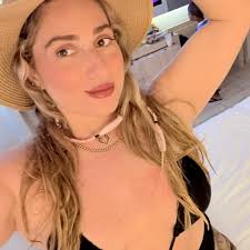 תכירו את אביתר גרוס. אביתר הוא מורה, אבל אביתר הוא לא מורה כמו כולם. לפני  כמה חודשים הוא לימד ילדה בת 8 איך באים ילדים לעולם. באחד ה"שיעורים", הוא  הוריד את המכנסיים