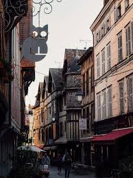 5 Bonnes Raisons De Passer Un Week End A Troyes Lili In Wonderland Visiter Troyes Week End Place Saint Pierre
