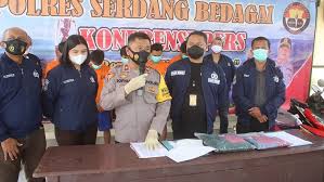 Polisi akhirnya menangkap sepuluh dari 17 pemuda yang ditetapkan sebagai tersangka pemerkossan terhadap remaja 16 tahun di kabupaten hulu sungai (hsu), kalimantan selatan. Perkosa Remaja 14 Tahun 5 Pemuda Sergai Ditangkap Polisi Bagian 1