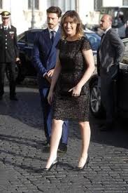 È figlia di pierluigi e di stefania agresti e sembra avere la politica nel suo. 43 Idee Su Maria Elena Boschi Bosco Marito Power Dressing