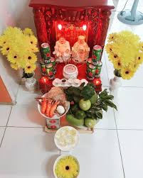 Ngày này tất cả mọi nhà, công ty, cửa hàng…có thờ thần tài, thì đều sắm lễ vật để cúng lấy vía ngoài ngày vía chính của thần tài là ngày mùng 10 tết. Cung Via Tháº§n Tai 2020 Vao Giá» Nao Hut Tai Lá»c