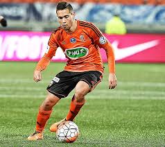 Raphaël guerreiro (raphaël adelino josé guerreiro, born 22 december 1993) is a portuguese footballer who plays as a left back for german club borussia dortmund, and the portugal national team. Le Telegramme Tranfert Le Portugal Autorise Guerreiro A Passer Une Visite Medicale