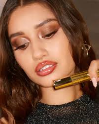 Big gloss energy, the M.A.C way. The new #MACLipglassBlow plumps lips  instantly and all day with glass-blown shine in a non-sticky, visibly  volumising glide. @elisa.fgz wears Ginger Zinger, lined with Plum.  #maccosmeticsindia