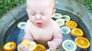 طفل يأكل الليمون لأول مرة تجميع الفيديو مضحك Youtube