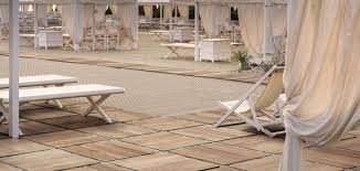 Les dalles de carrelage sur plot : Dalle Sur Plot Effet Bois Carrelage Sol Et Mur 2 Showrooms A Montpellier