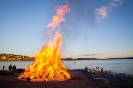 Sankthans eller midsommer fejredes med sang og druk, især omkring helligkilderne. Avisa Nordland