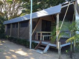 Offene musterhemden, boardshorts und bärte bei den boys; Hippy Hut 3 Picture Of First Sun Holiday Park Byron Bay Tripadvisor