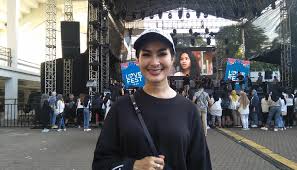 Saat bertemu naura lagi saya grogi. Reaksi Iis Dahlia Tonton Duet Devano Naura Di Love Fest Okezone Celebrity