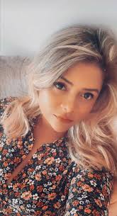 Un feliz y especial día de cumpleaños te deseo hija mía. Vive la vida con  amor, felicidad y nunca dejes de soñar. No olvides, lo mucho que te quiero.  Feliz cumpleaños Génesis.