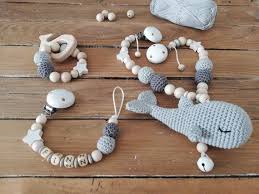 Wunderschöne schnullerkette liebevoll von hand gefertigt. Wunderschones Aufeinander Abgestimmtes Geschenk Set Bestehend Aus Kinderwagenkette Mit Hakelwal Schn Kinderwagenkette Selber Machen Baby Diy Kinderwagenkette