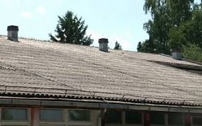 Početkom prošle godine, analiza uzorka građevinskog materijala iz elektrotehničke škole mihajlo pupin u novom sadu potvrdila je prisustvo kancerogenog. Azbestne Ploce Na Krovu Skole Brinu Mjestane U Kukuljama Kod Srpca