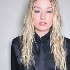 Who is Dave Grohl's daughter, Violet? Her Foo Fighters dad just seemingly  mocked Taylor Swift's Eras Tour, and the internet thinks it's because she  was 'cyberbullied' by Swifties earlier this year