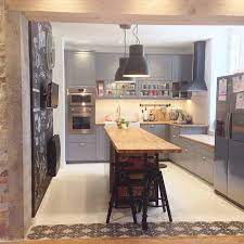 nouvelle cuisine ikea bodbyn gris metod tendance scandinave carreaux de ciment bois mur craie domsjo marissa kitchen layout long narrow kitchen kitchen design