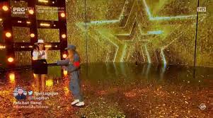 Siena are o soră de șase ani și un frate de un an. Video Cine Este Siena Vuscan FetiÅ£a Care A Uimit La Romanii Au Talent Golden Buzz Oferit De Andra